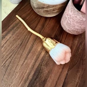 Rose shaped makeup brush for liquid or powder blush, bronzer, foundation Large